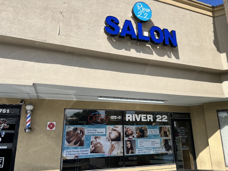 5745-5759 Beney Rd, Jacksonville, FL for lease - Building Photo - Image 3 of 21