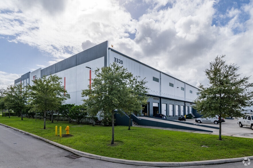 3320 NW 67th Ave, Miami, FL à louer - Photo du bâtiment - Image 2 de 7