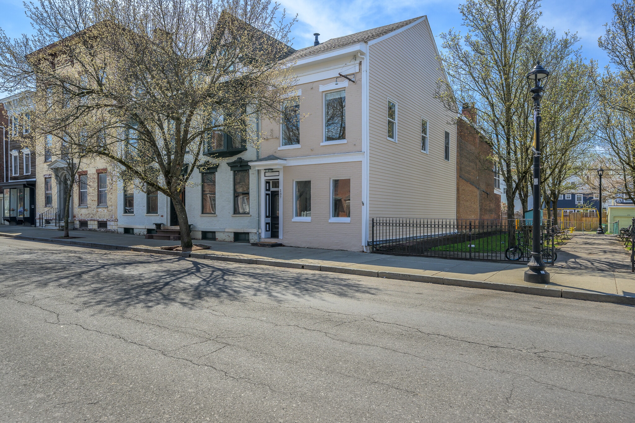 237 Warren St, Hudson, NY à vendre Photo principale- Image 1 de 39