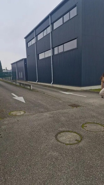 Flex in Vaulx-Milieu for lease - Building Photo - Image 1 of 3