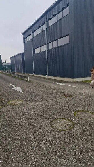 Flex dans Vaulx-Milieu à louer - Photo du bâtiment - Image 1 de 3