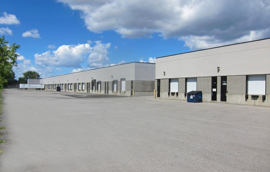 480-518 Av Lépine, Dorval, QC à louer - Photo du bâtiment - Image 2 de 9