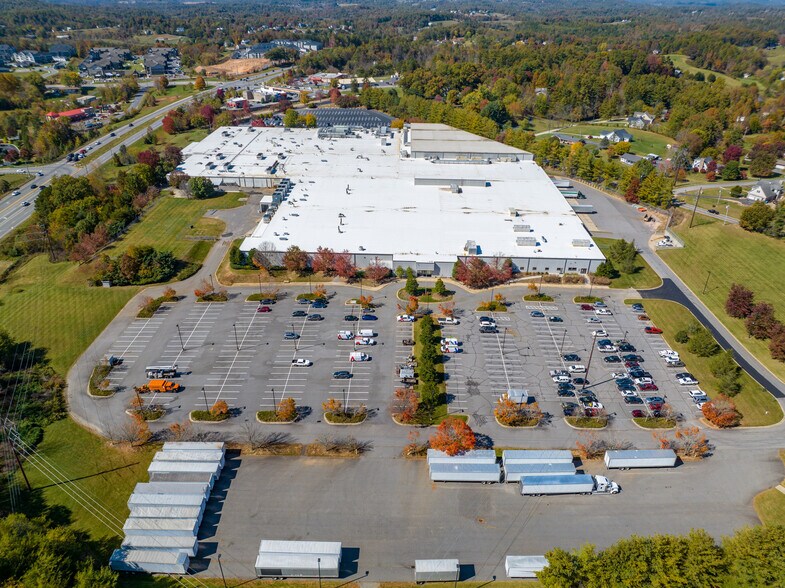 108 Monticello Rd, Weaverville, NC à louer - Photo du bâtiment - Image 2 de 32