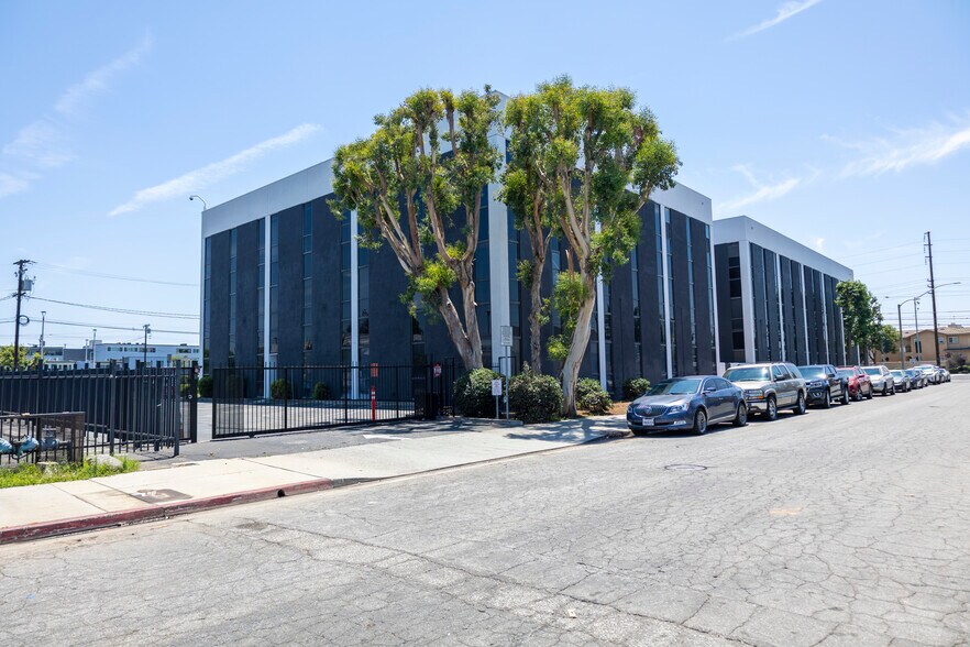 8337 Telegraph Rd, Pico Rivera, CA à louer - Photo du bâtiment - Image 2 de 7