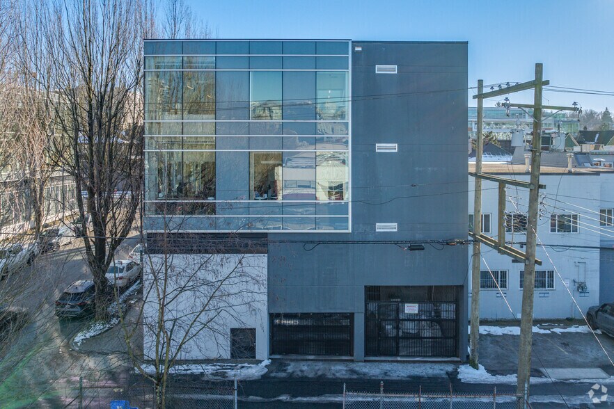 7 6th Av W, Vancouver, BC à louer - Photo du bâtiment - Image 3 de 3