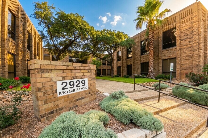 2929 Mossrock Dr, San Antonio, TX à louer - Photo du bâtiment - Image 2 de 19