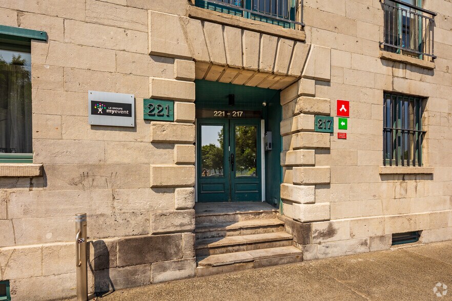 217 Rue De La Commune O, Montréal, QC à louer - Photo du bâtiment - Image 3 de 8