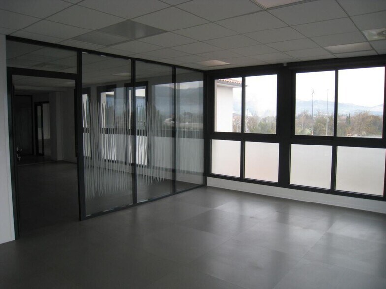 Bureau dans Aubagne à louer - Photo du bâtiment - Image 3 de 6