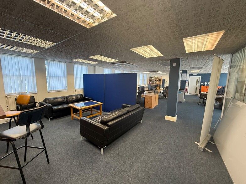 51 Bishopric, Horsham for lease - Building Photo - Image 2 of 8