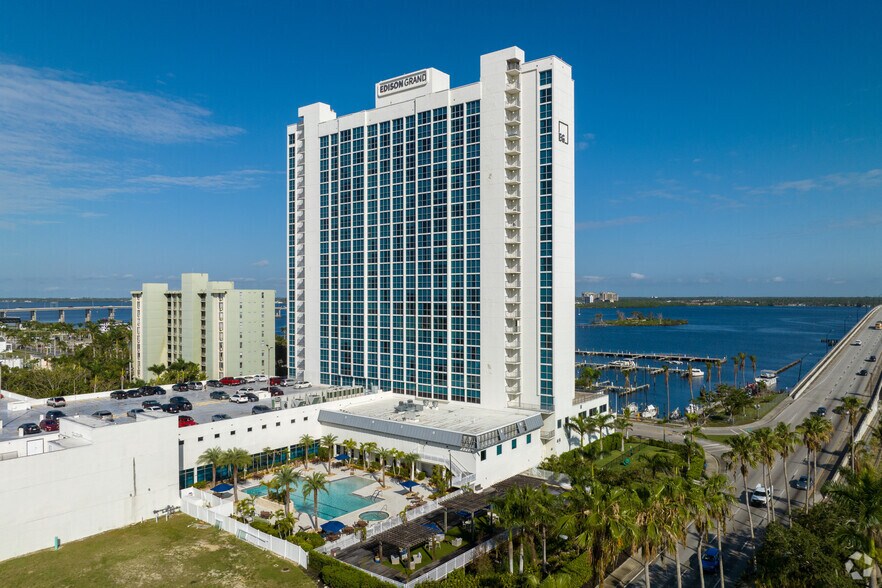 2500 Edwards Dr, Fort Myers, FL à louer - Photo du bâtiment - Image 2 de 26