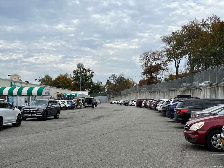 24946 Horace Harding Expy, Douglaston, NY à vendre - Photo du bâtiment - Image 3 de 9