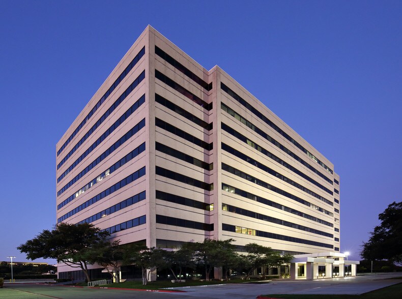 1320 Greenway Dr, Irving, TX à louer - Photo du bâtiment - Image 3 de 27