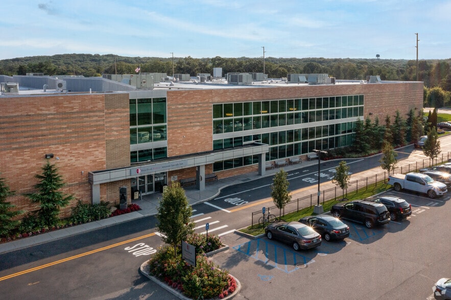 500 Commack Rd, Commack, NY à louer - Photo du bâtiment - Image 2 de 5