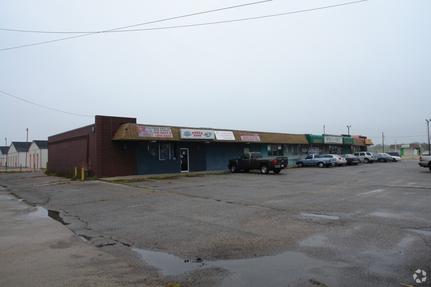 3835 S Seneca St, Wichita, KS for lease - Building Photo - Image 3 of 3