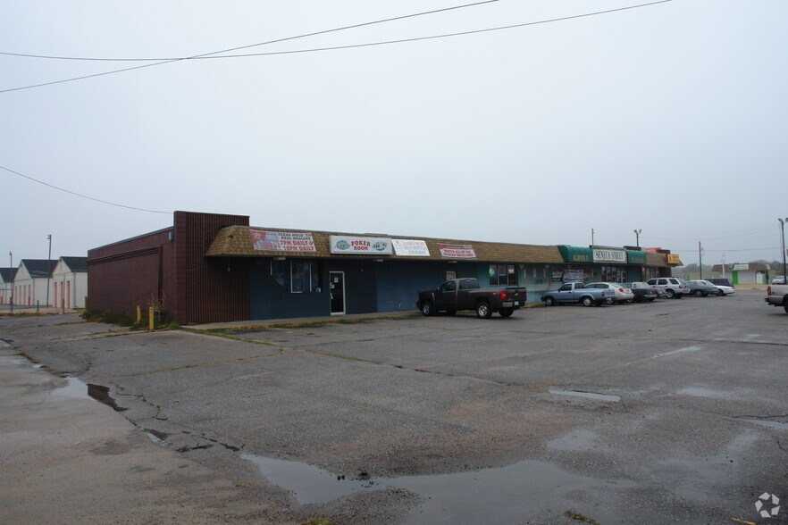 3835 S Seneca St, Wichita, KS à louer - Photo du bâtiment - Image 3 de 3