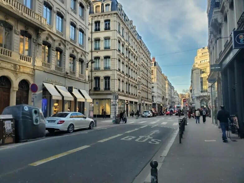 Retail in Lyon for lease - Building Photo - Image 2 of 2