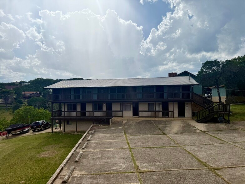 2386 Colleen Dr, Canyon Lake, TX à vendre - Photo du bâtiment - Image 3 de 44