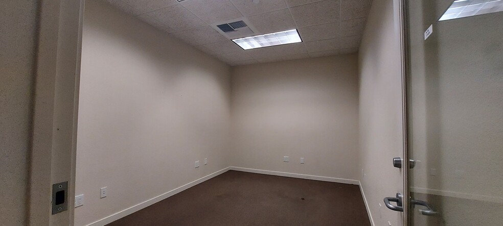 1110 Civic Center Blvd, Yuba City, CA for lease - Interior Photo - Image 2 of 6