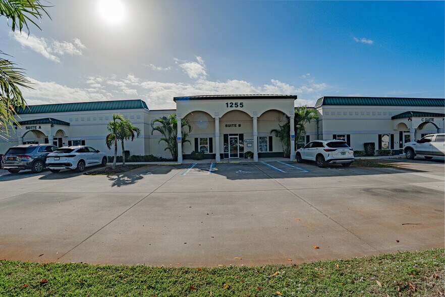 1255 37th St, Vero Beach, FL à vendre - Photo du bâtiment - Image 2 de 20