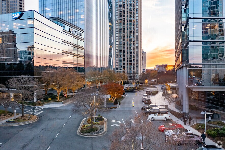 3500 Lenox Rd NE, Atlanta, GA à louer - Photo du bâtiment - Image 3 de 8