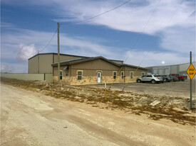 5,020 SF on 3.55 Acres Near US 385 - Entrepôt