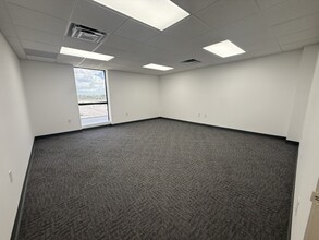 7506-7560 NW 70th St, Miami, FL à louer Photo intérieure- Image 1 de 19