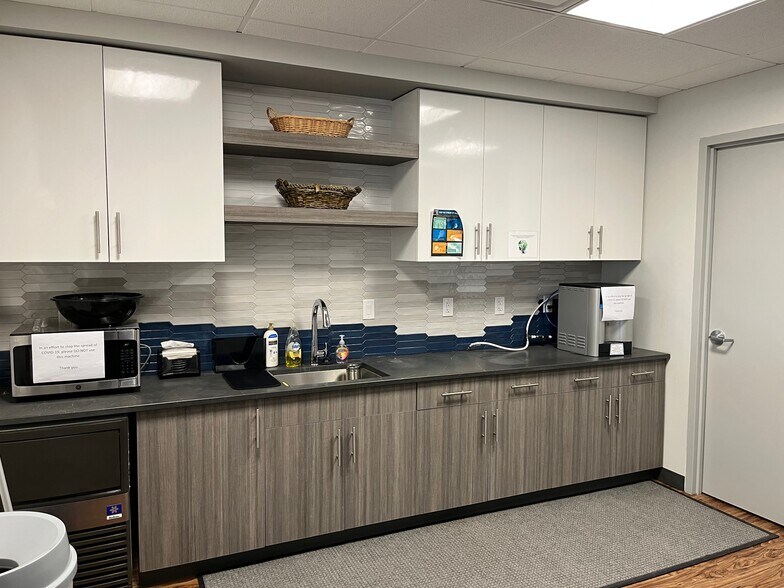 3155 W Big Beaver Rd, Troy, MI à louer - Photo intérieure - Image 3 de 14