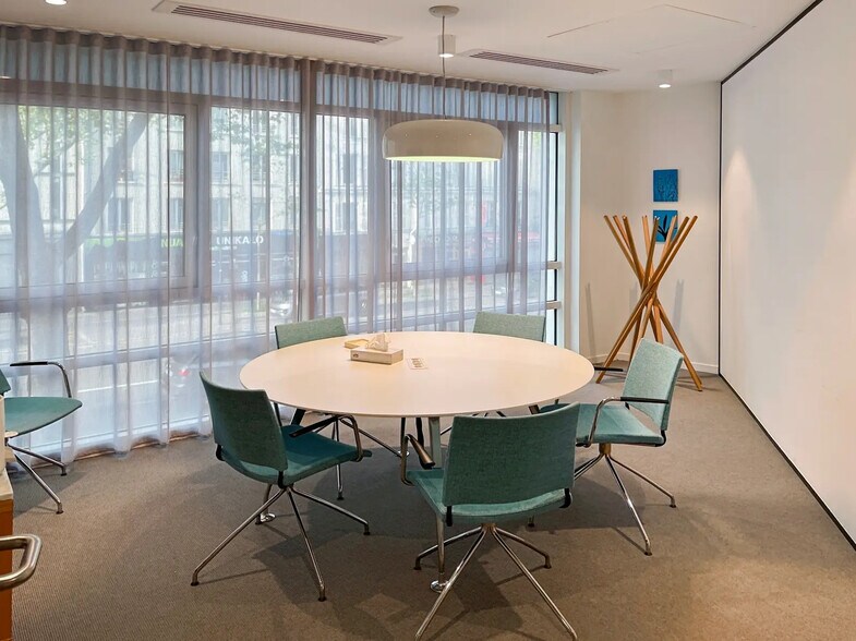 90/92 Route De La Reine, Boulogne-Billancourt for lease - Interior Photo - Image 1 of 16