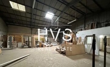 Flex in Gignac-la-Nerthe for lease Interior Photo- Image 1 of 6