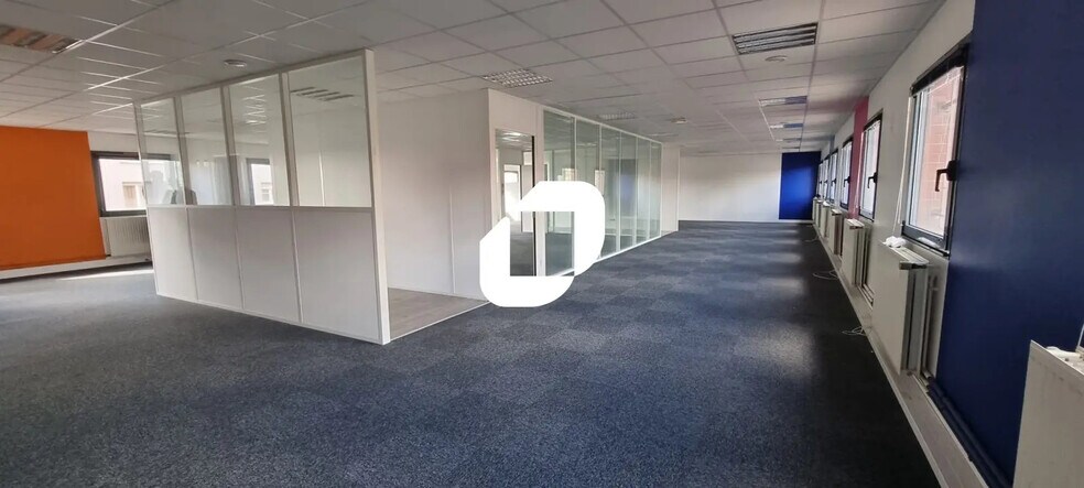 Office in Torcy for lease - Interior Photo - Image 2 of 11