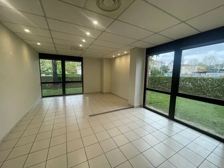 Office in Vénissieux for lease - Interior Photo - Image 2 of 8