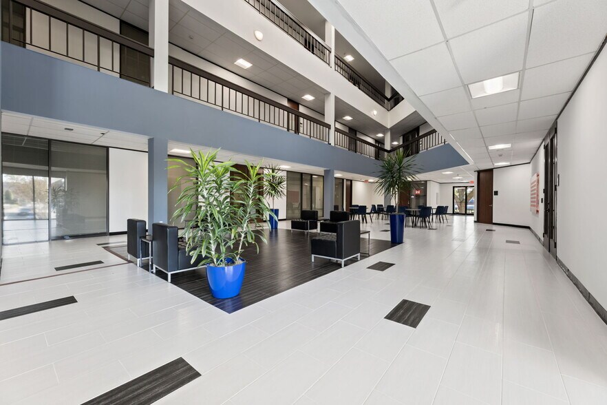 1011 Highway 6 S, Houston, TX à louer - Photo du bâtiment - Image 3 de 11