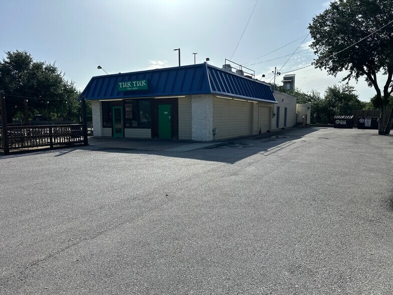 5517 Menchaca Rd, Austin, TX à vendre - Photo du bâtiment - Image 2 de 27