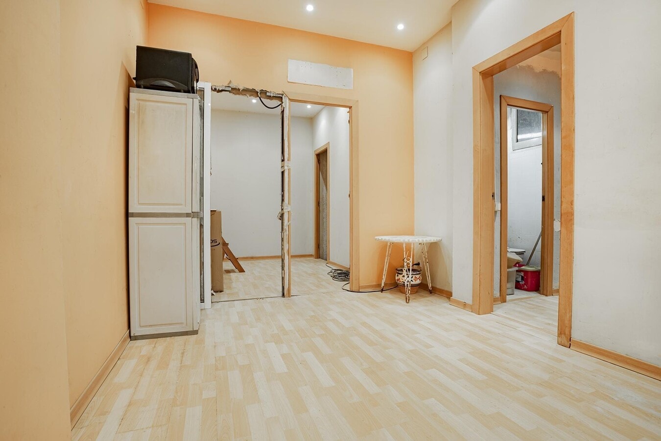 Barcelona, BAR 08019 - Unit - -  - Interior Photo - Image 2 of 12