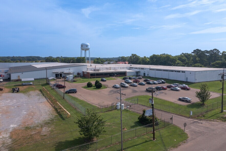 555 Matthews Dr, Canton, MS à louer - Photo du bâtiment - Image 3 de 7