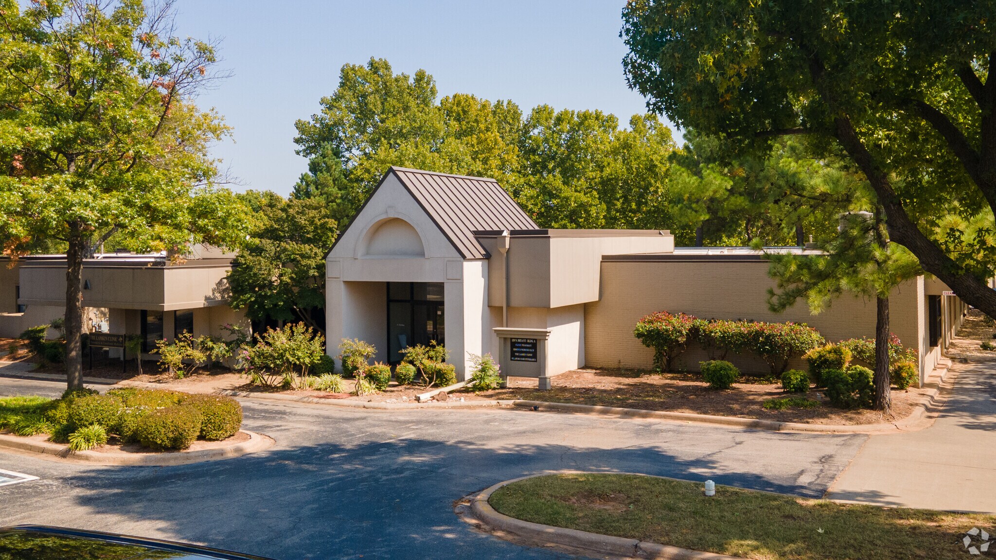 120 N Bryant Ave, Edmond, OK à louer Photo principale- Image 1 de 6