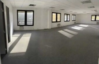 33 Avenue Du Docteur Georges Lévy, Vénissieux for lease Interior Photo- Image 2 of 10