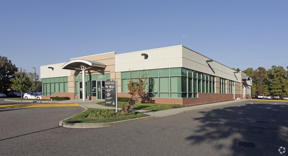 24 Research Way, East Setauket, NY à louer - Photo du bâtiment - Image 2 de 2