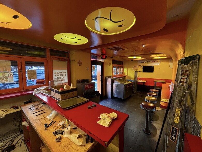 370 W 52nd St, New York, NY à louer - Photo du bâtiment - Image 2 de 4