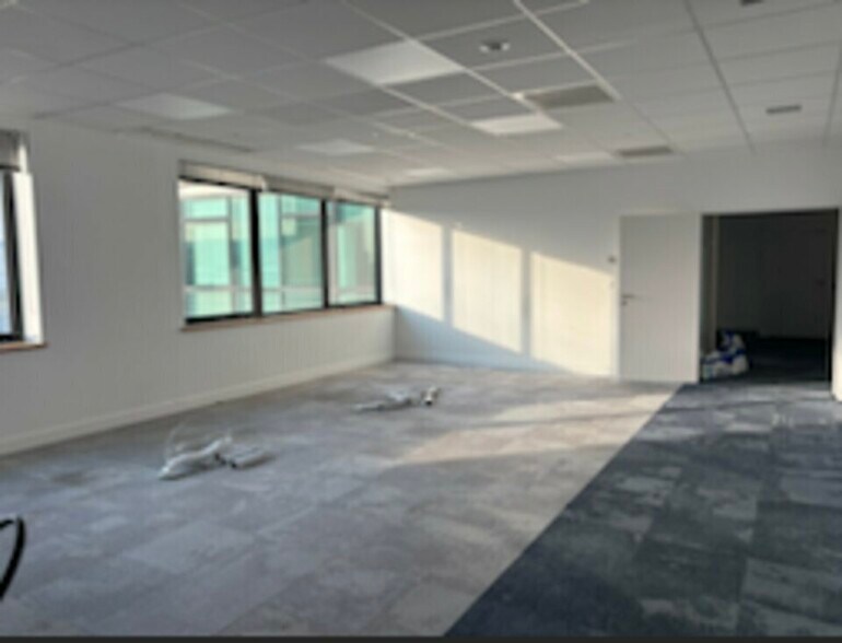 Office in Lyon for lease - Interior Photo - Image 2 of 10