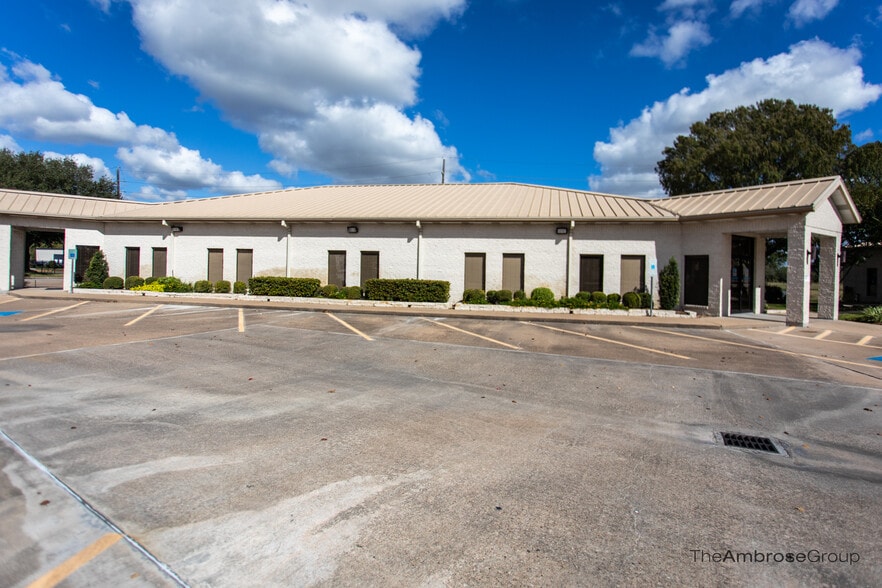 8220 Jones Rd, Houston, TX for sale - Building Photo - Image 3 of 10