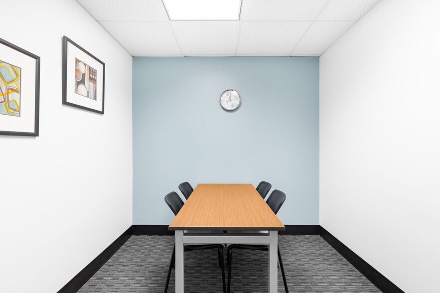 600 Crowfoot Cres NW, Calgary, AB à louer - Photo intérieure - Image 2 de 8