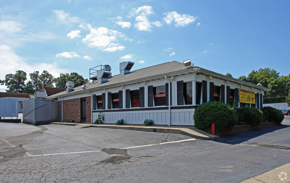 705-715 W Main St, Jamestown, NC for lease - Building Photo - Image 3 of 8