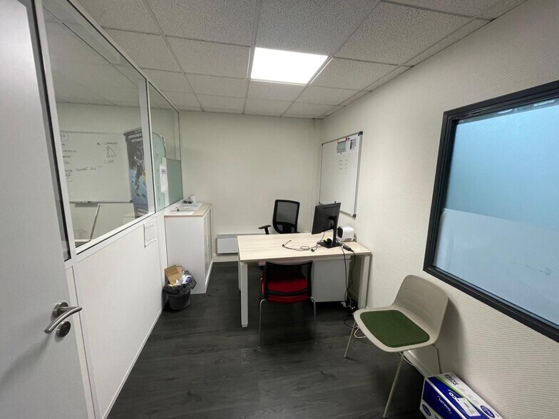 Flex in Herblay-sur-Seine for lease - Interior Photo - Image 3 of 20