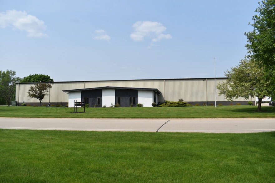 1000 Proctor Dr, Elkhorn, WI for sale - Building Photo - Image 1 of 1