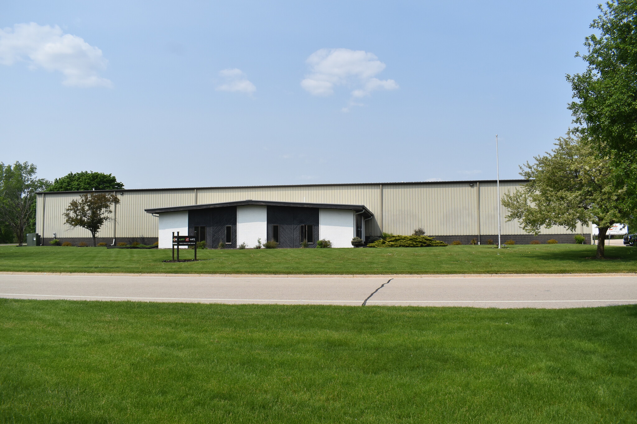 1000 Proctor Dr, Elkhorn, WI for sale Building Photo- Image 1 of 1