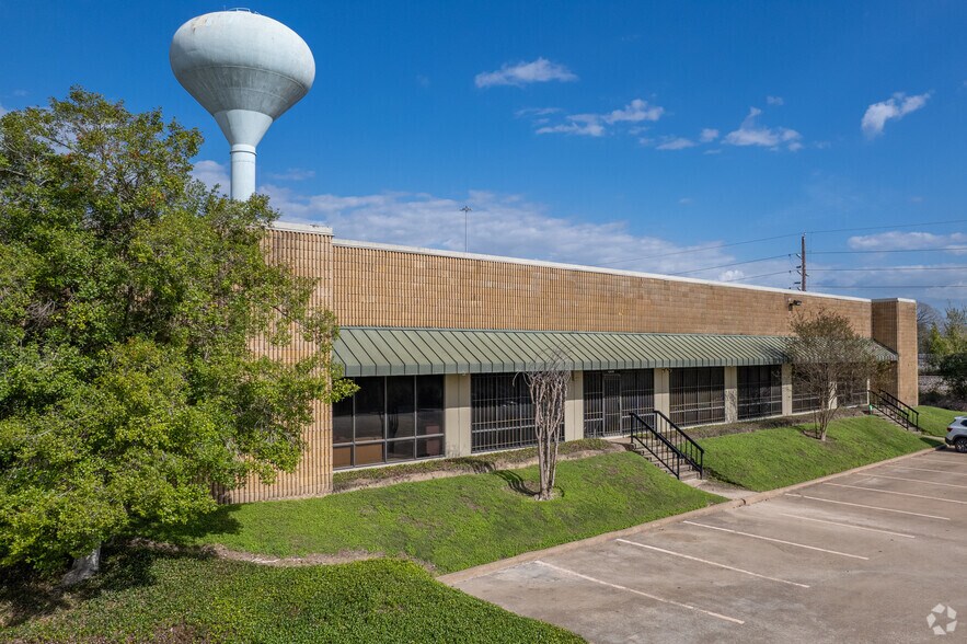 15660 W Hardy Rd, Houston, TX à louer - Photo du bâtiment - Image 2 de 7
