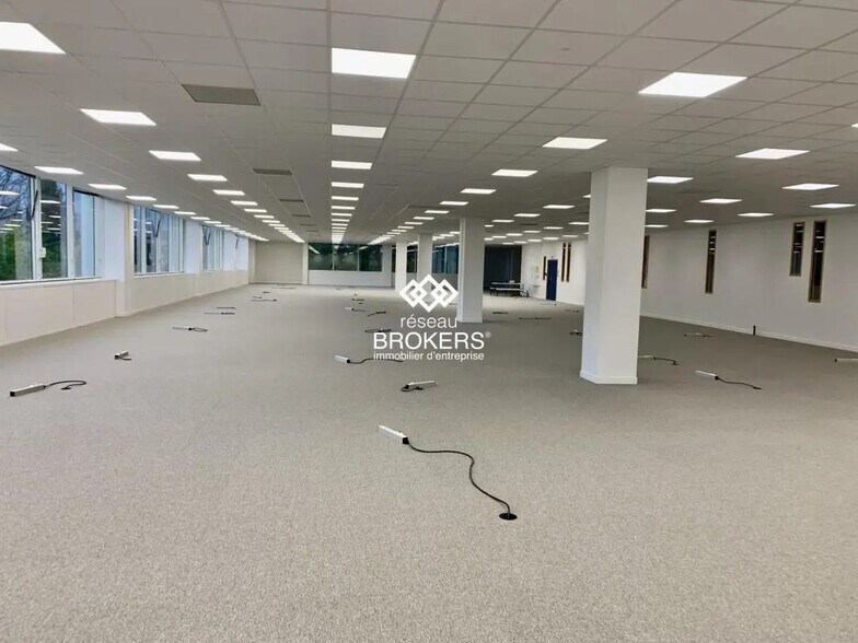 Bureau dans Eybens à louer - Photo du bâtiment - Image 2 de 44