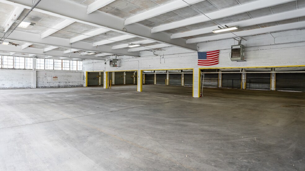 273 Meserole Ave, Brooklyn, NY à louer - Photo du bâtiment - Image 2 de 10