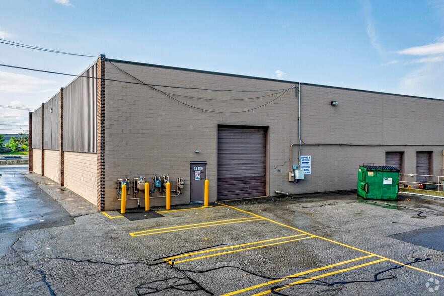 28188 Schoolcraft Rd, Livonia, MI for lease - Building Photo - Image 3 of 5